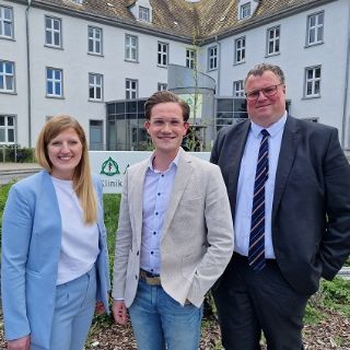 Bild: Patrick Hilbrenner (rechts), Regionalgeschäftsführer der Region Sachsen/Sachsen-Anhalt, mit Herrn Till Sander und Frau Hannah Gilles (Foto: Asklepios Klinik Weißenfels)