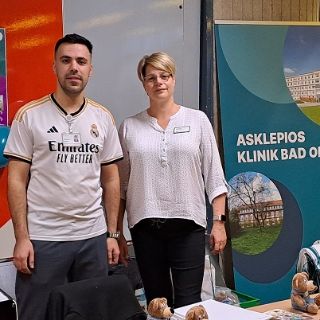 Zwei Mitarbeiter:innen der Asklepios Klinik Bad Oldesloe am Stand beim Siegel-Day