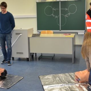 Wiederbelebungstraining am JMF Gymnasium