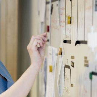 Bild: Medizinassistent schreibt auf Whiteboard