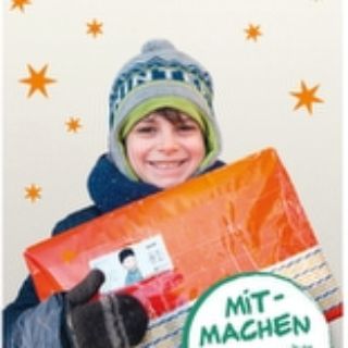 Junge mit Weihnachtspaket