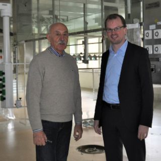 Dr. Josef Ziegler (li) und Marius Aach im ausgeräumten Trakt der Klinik