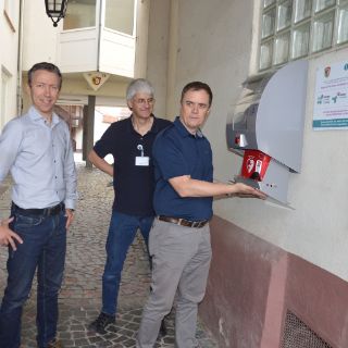 Das Bild zeigt die Defibrillator Übergabe 2024